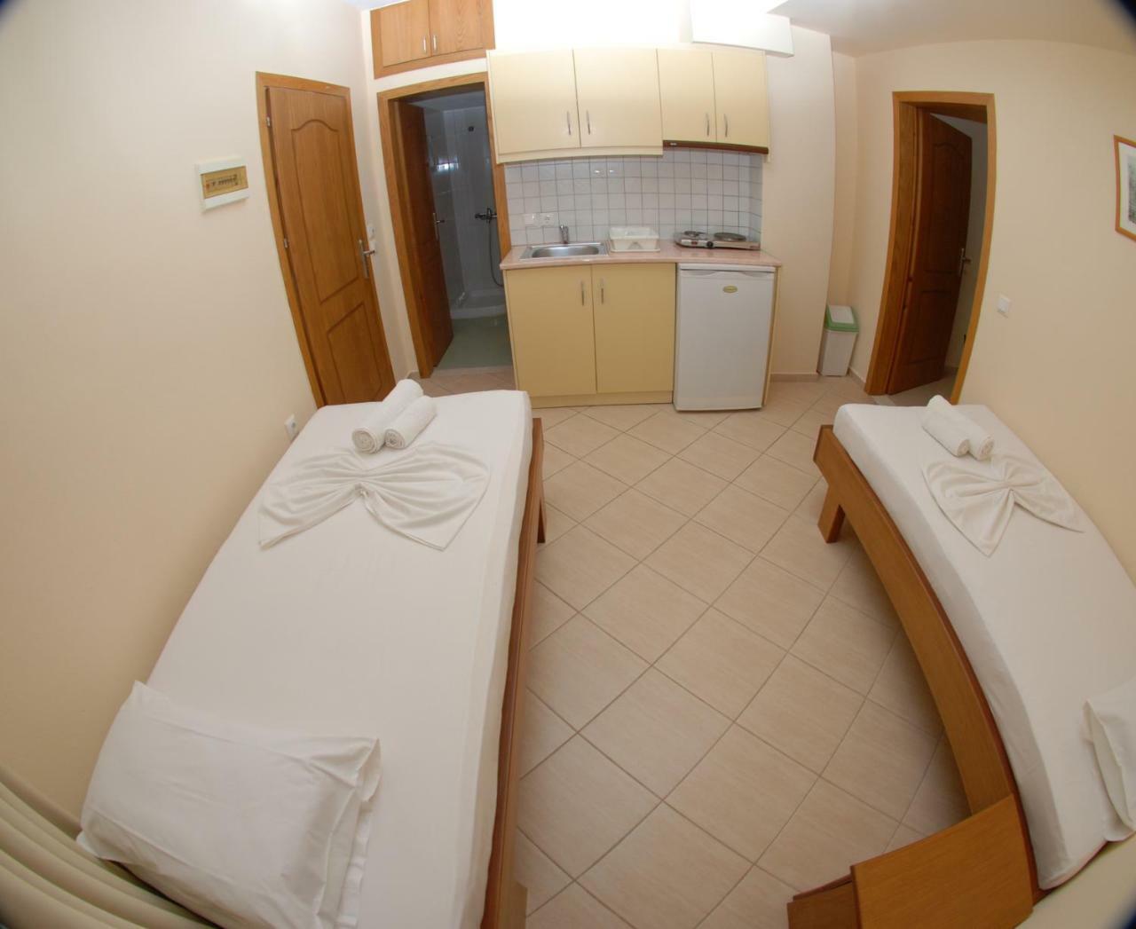 Nikos Hotel And Apartments Saranda Kültér fotó